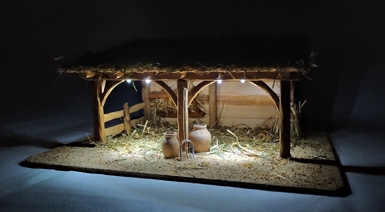 PETITE BERGERIE éclairée Chêne naturel, crèche artisanale en bois, étable pour santons, fermette, grange, cadeau de Noël, durable image 1