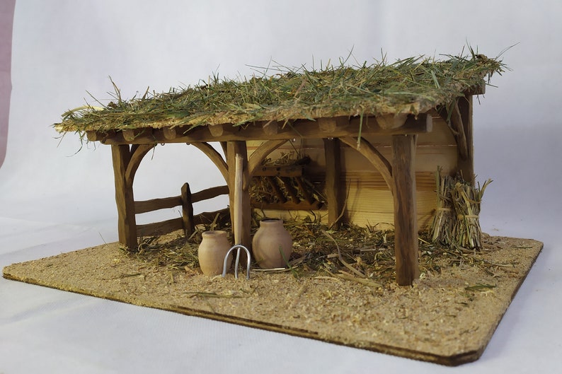 PETITE BERGERIE éclairée Chêne naturel, crèche artisanale en bois, étable pour santons, fermette, grange, cadeau de Noël, durable image 4