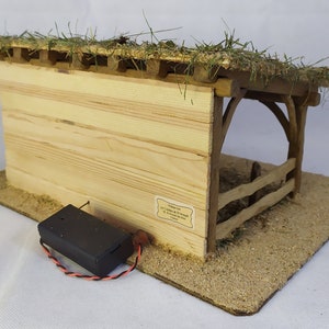 PETITE BERGERIE éclairée Chêne naturel, crèche artisanale en bois, étable pour santons, fermette, grange, cadeau de Noël, durable image 6