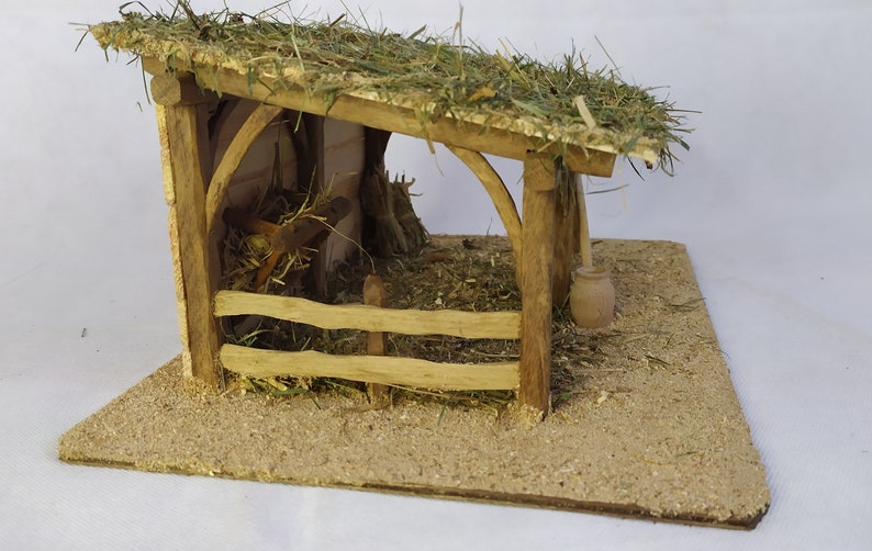 PETITE BERGERIE éclairée Chêne naturel, crèche artisanale en bois, étable pour santons, fermette, grange, cadeau de Noël, durable image 3