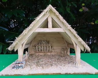 Crèche artisanale Petite Cantalienne, en chêne, faite main, étable pour les santons, bergerie, fermette, grange, cadeau de Noël, durable