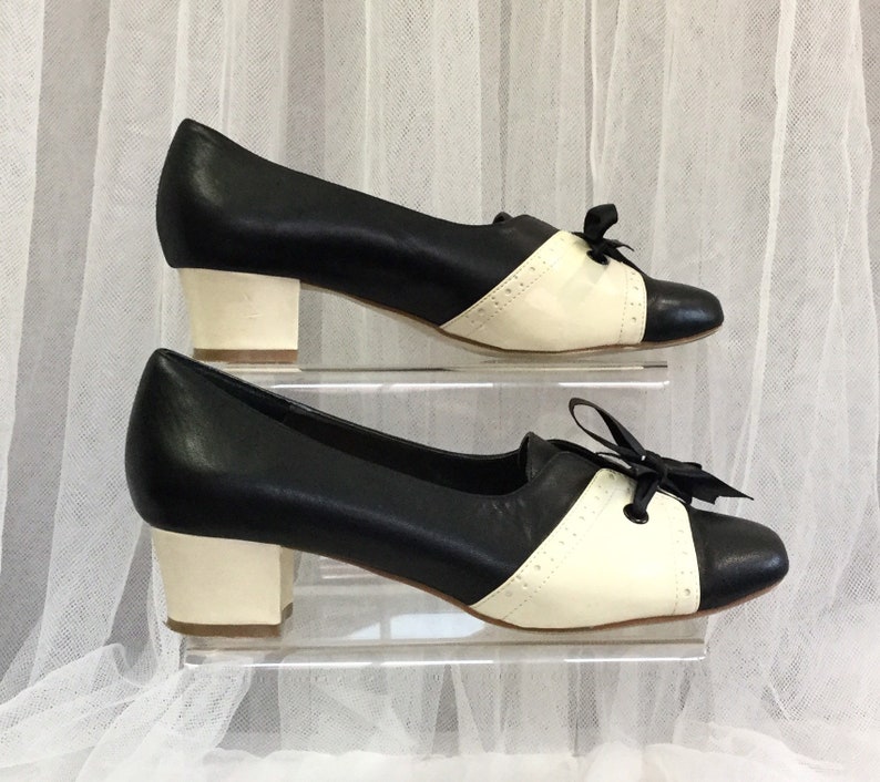 ladies cream leather shoes