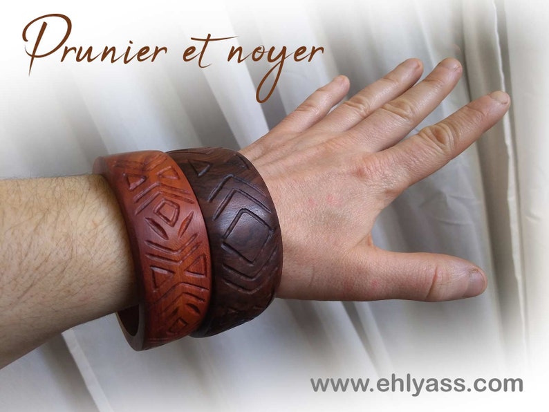 Closed wooden junk bracelet handmade in whirling and engraving by Ehlyass