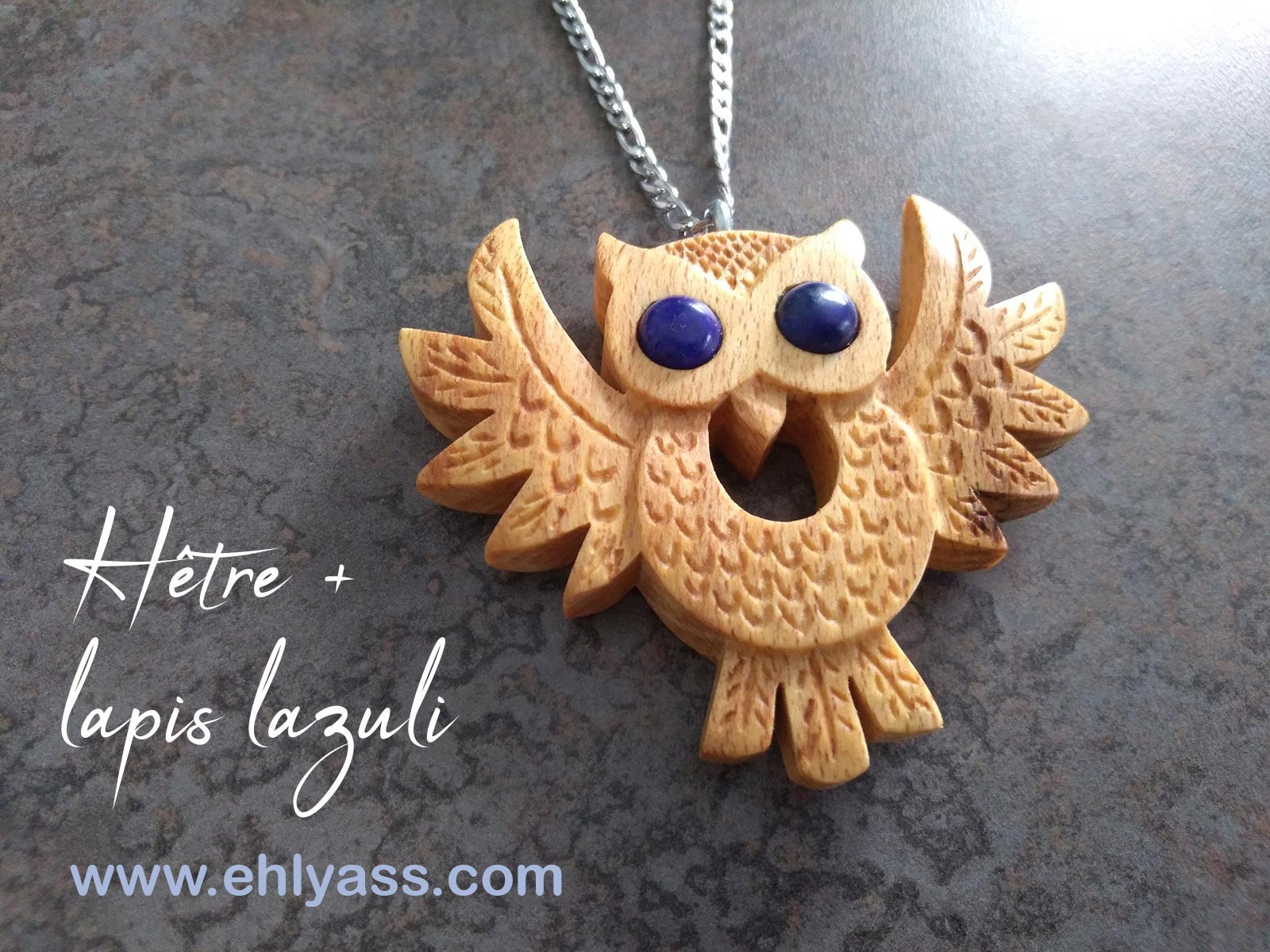 Amulette en bois et pierres Hibou sculpt&eacute; fait-main par Ehlyass