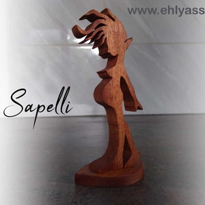 Handgemaakte zwangere fee houten sculptuur van Ehlyass Sapelli