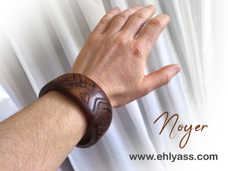 Closed wooden junk bracelet handmade in whirling and engraving by Ehlyass