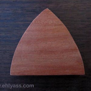 Sous-verre Triskell en deux bois sur socle triangle fait-main par Ehlyass image 4