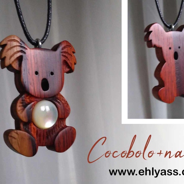 Amulette pendentif en bois et pierre Koala assis fait-main par Ehlyass