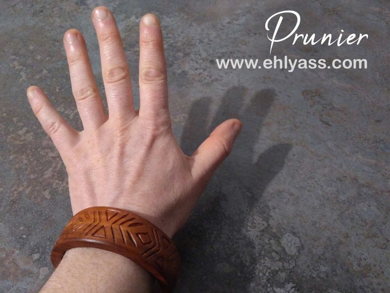 Closed wooden junk bracelet handmade in whirling and engraving by Ehlyass