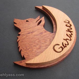 Wooden door plate Wolf + custom handmade first name by Ehlyass