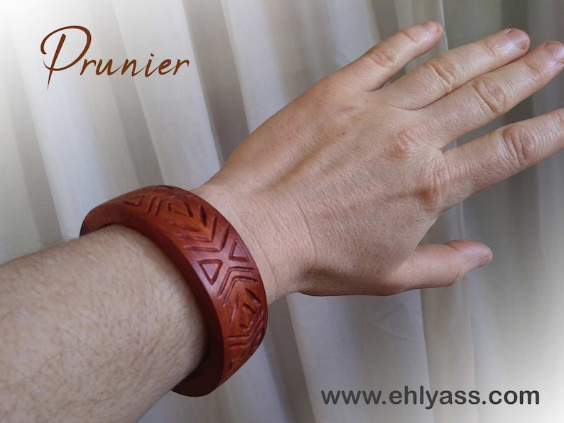 Closed wooden junk bracelet handmade in whirling and engraving by Ehlyass