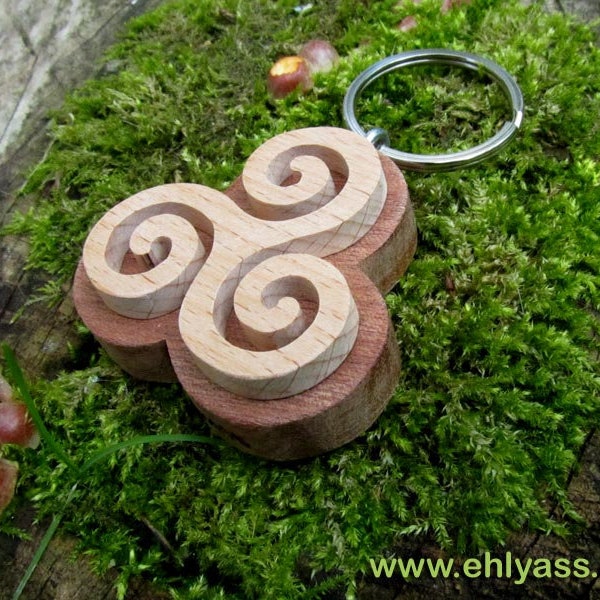 Handmade Triskel wooden keyring by Ehlyass