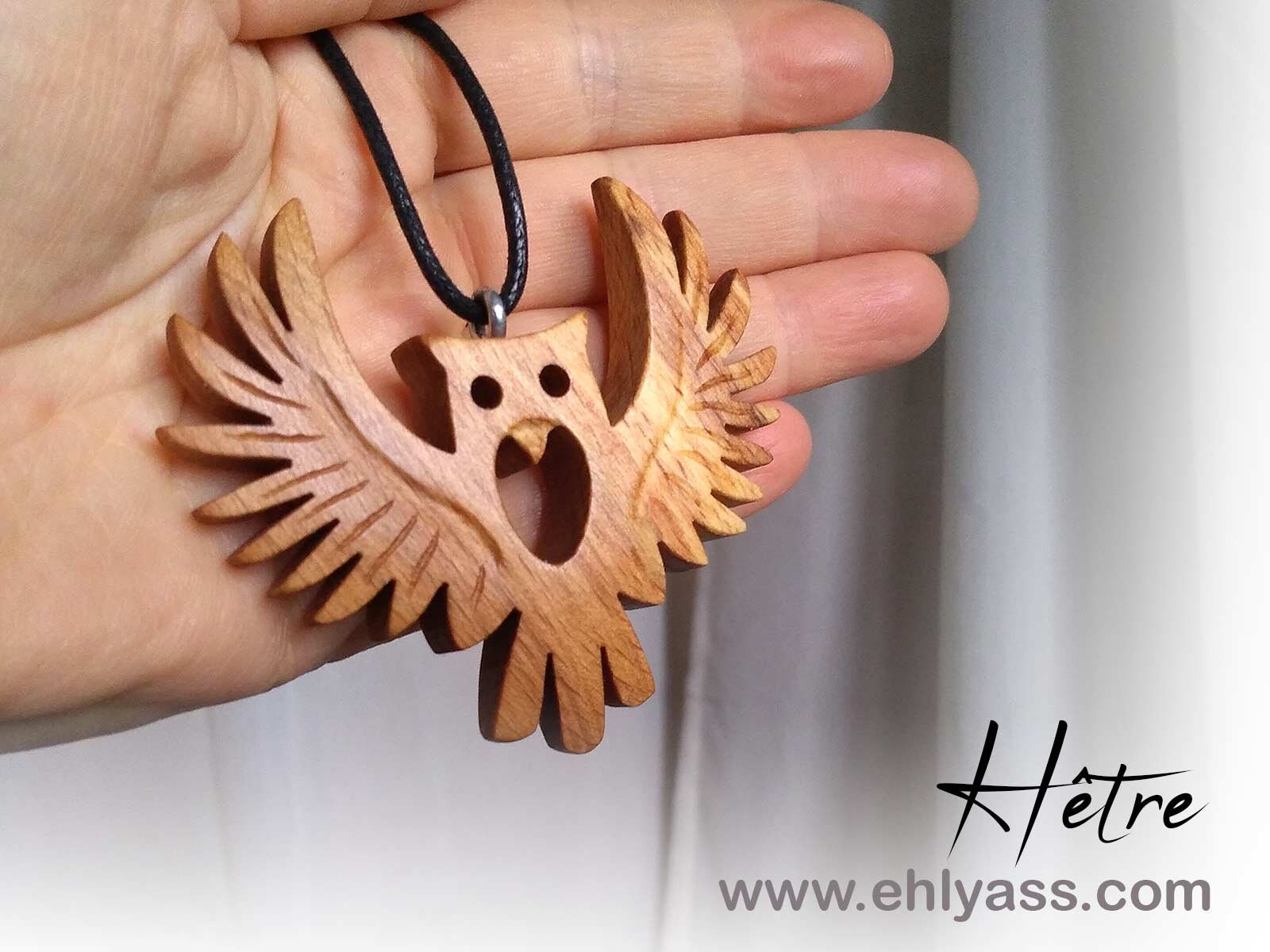 Amulette en bois Hibou sculpté fait-main par Ehlyass