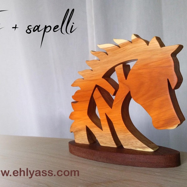 Petite sculpture en bois Tête de Cheval fait-main par Ehlyass