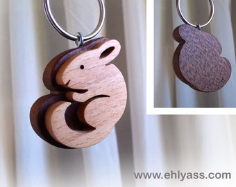 Handgemaakte Chinchilla sleutelhanger van twee hout van Ehlyass