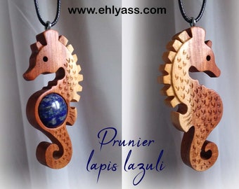 Amulette en bois grand Hippocampe + pierre naturelle fait-main par Ehlyass