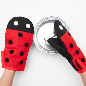 Ladybird Oven Mitt // Cute Ladybug Oven Glove and Pot holder // Funny Kitchen gift
