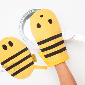Bumble bee oven mitt with bumble bee pot holder