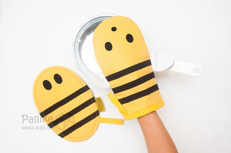 Bumble bee oven mitt with bumble bee pot holder