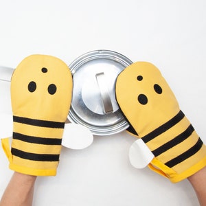 cute bee oven mitt