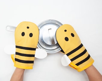 Cute Bumble Bee Oven Mitt | Sustainable Honey Bee Kitchen Glove and Pot Holder gift set