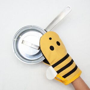 Cute Bumble Bee Oven Mitt Sustainable Honey Bee Kitchen Glove and Pot Holder gift set One oven mitt