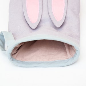 Fully lined oven mitt with edge finish with bias tape