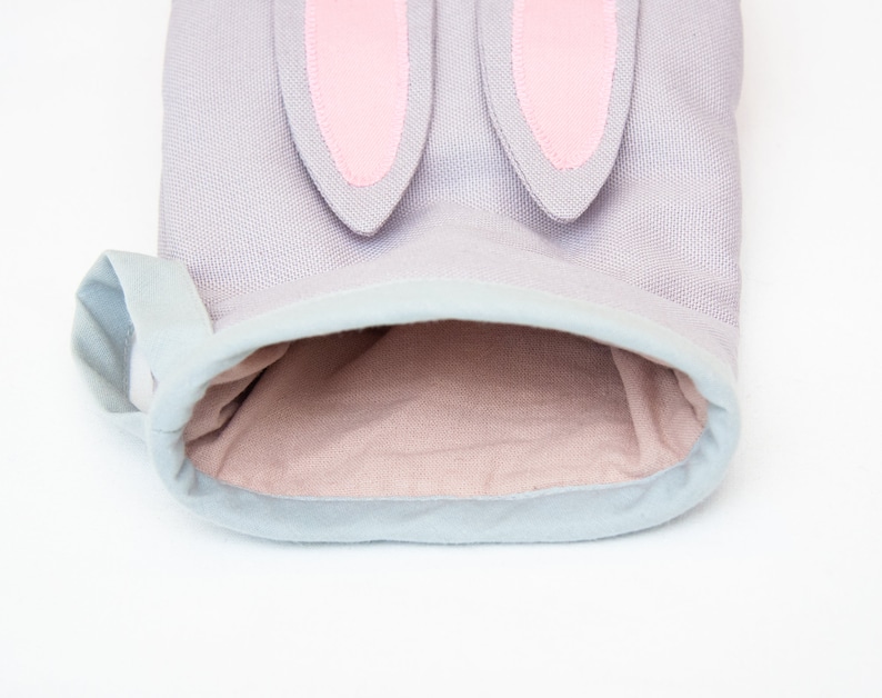 Fully lined oven mitt with edge finish with bias tape