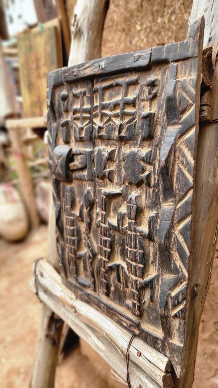 アフリカのドゴン族のドア、彫刻が施された木製の穀物倉庫のドア、部族