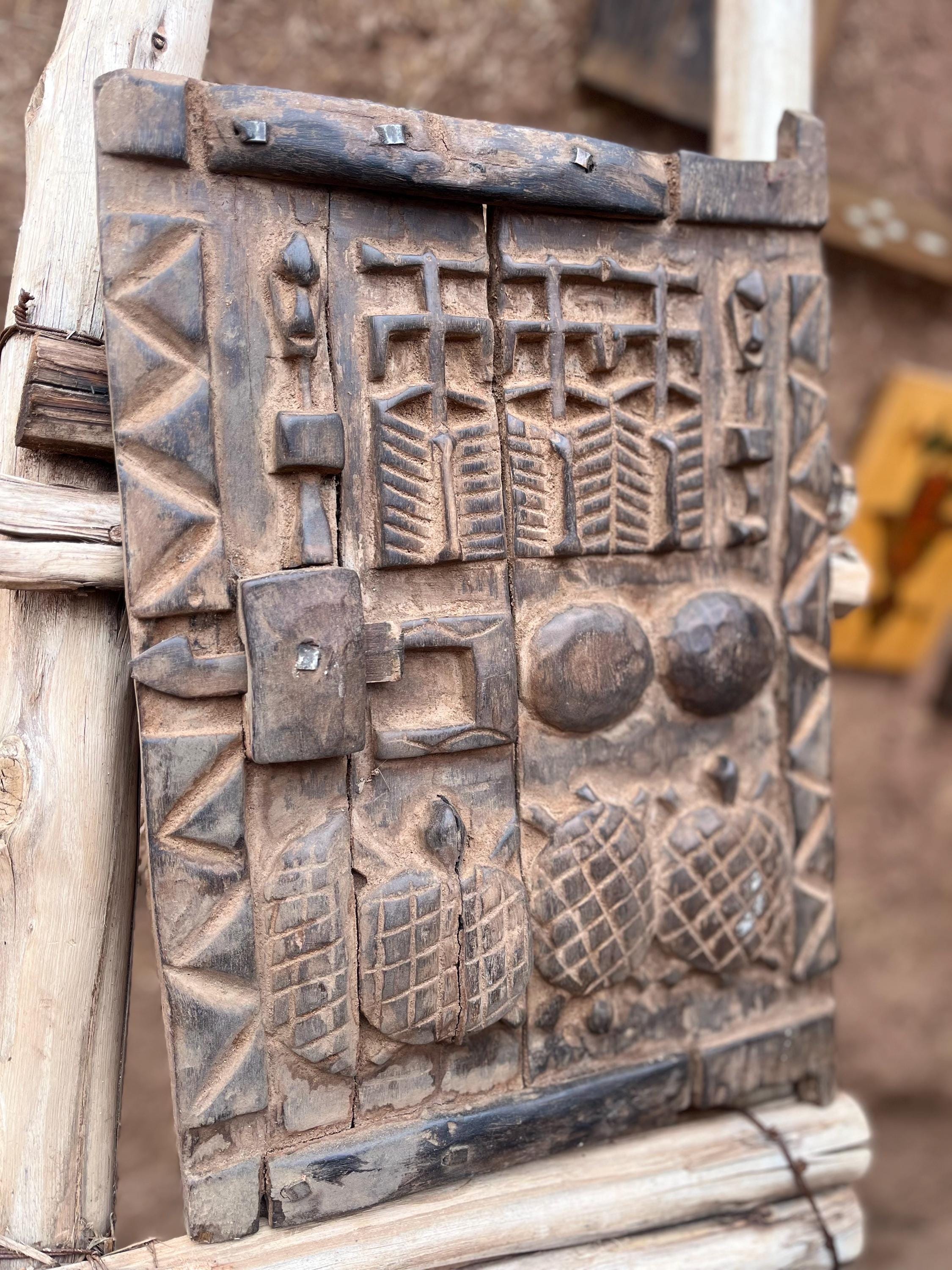 アフリカのドゴン族のドア、彫刻が施された木製の穀物倉庫のドア