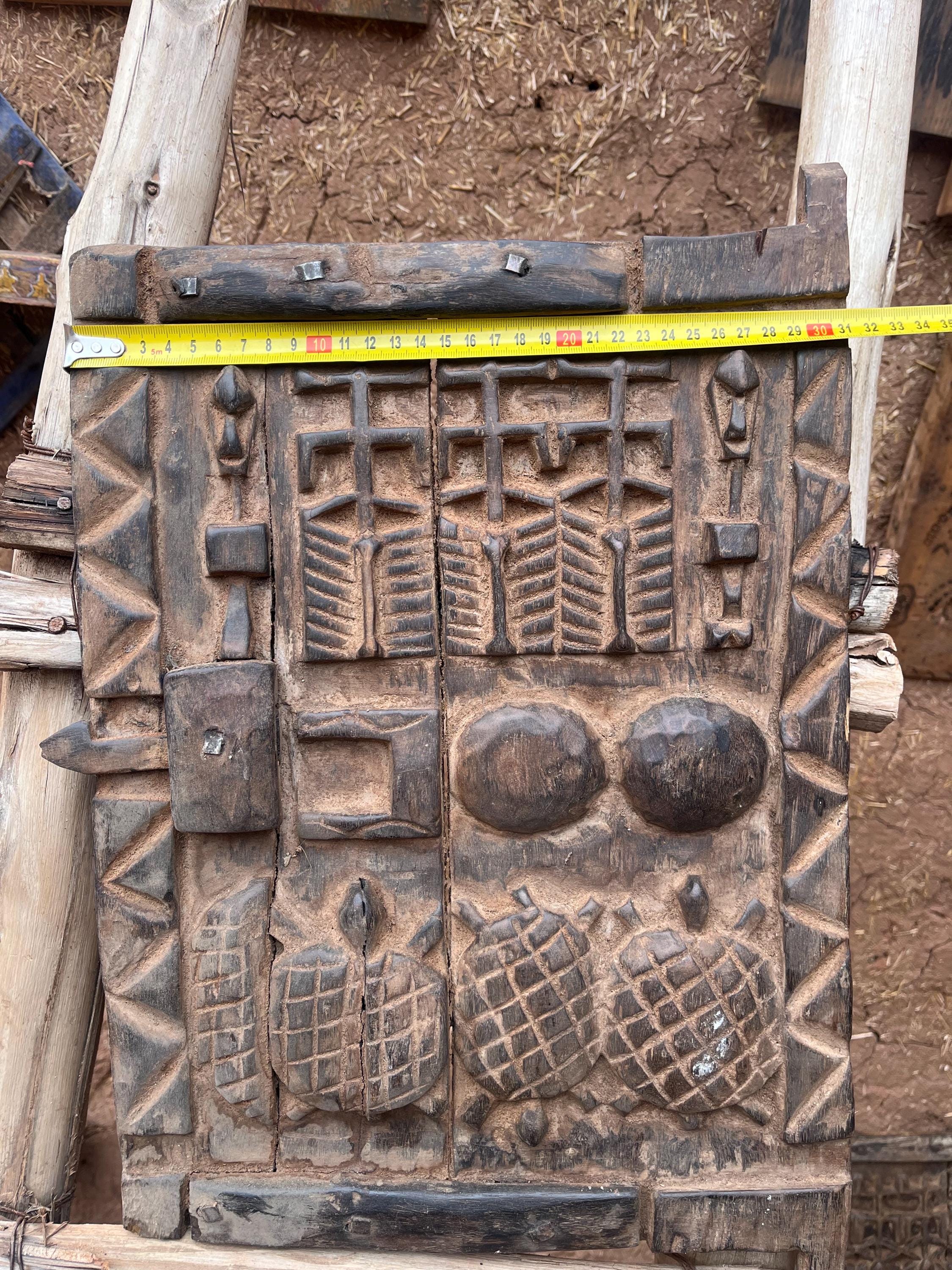 アフリカのドゴン族のドア、彫刻が施された木製の穀物倉庫のドア