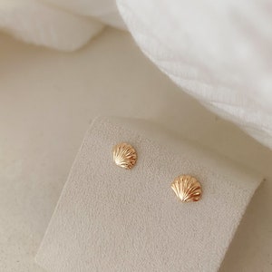 Mini puce d'oreille coquillage en plaqué or pour femme, boucle oreille minimaliste, petite boucle oreille, cadeau pour femme image 3