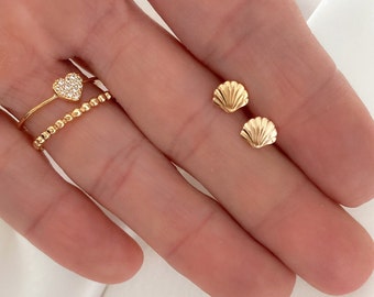 Mini gold-plated shell earring for women, minimalist earring, small earring, gift for woman