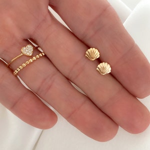Mini gold-plated shell earring for women, minimalist earring, small earring, gift for woman