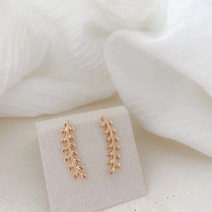 Gold-plated laurel leaf earrings for women, ear lobe contour, modern earring, minimalist earring, image 5