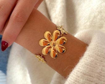 Large gold flower bracelet in stainless steel, boho chic bracelet for women, adjustable gold bracelet, hippie chic jewelry, gift for women