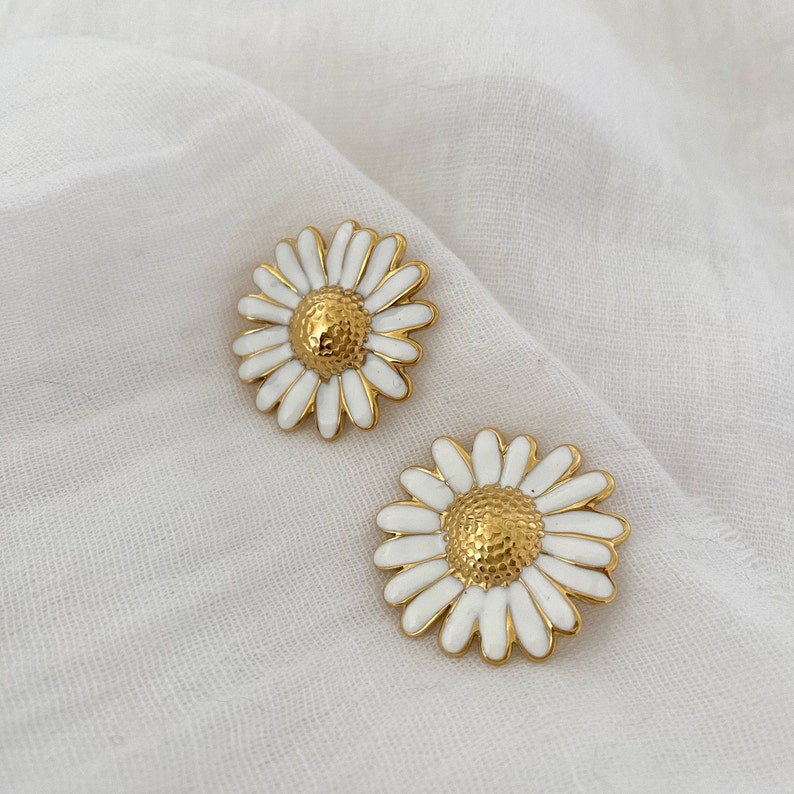 Flower earrings in gold stainless steel for women, flower ear studs, gift for women White