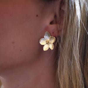 Gold stainless steel flower earrings for women, flower stud earrings, boho earrings, gift for women
