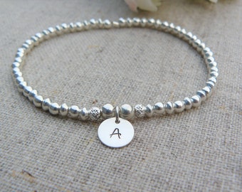 Bracelet élastique argent 925 avec perles argent, une, deux ou trois médailles initiale gravées, personnalisable