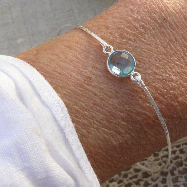 Bracelet jonc fermé argent massif 925 martelé avec cabochon cristal topaze bleu ciel