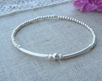 925 silver elastic bracelet with bangle, smooth pearls and striated pearls.