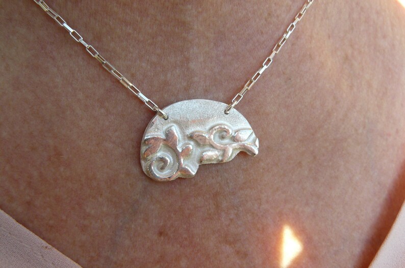 Massive silver necklace 925 with elongated medal and arabesque engraving