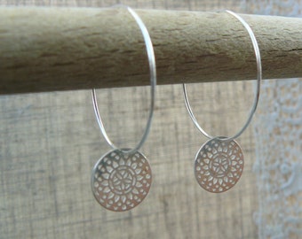 Boucles d'oreilles créoles argent massif 925 avec médailles ajourées