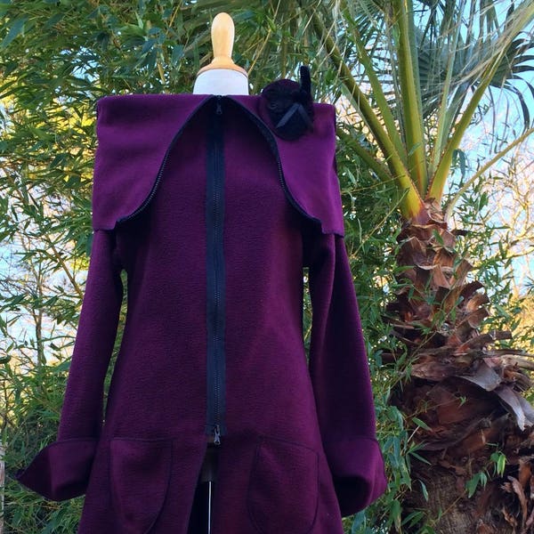 Manteau/ veste zippée  poche polaire aubergine "Tout à l'envers" + broche