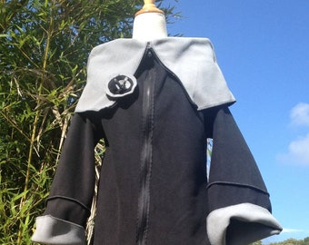 Manteau/ veste zippée  poche Polaire Noire/gris clair "Tout à l'envers" + broche