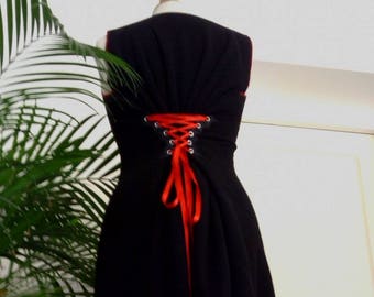 Longue robe noire en polaire laçage dos et surpiqûres rouges