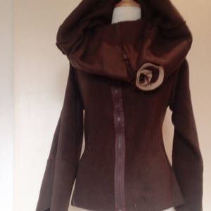 Manteau / veste zippée poche Polaire Marron Tout à l'envers broche image 3