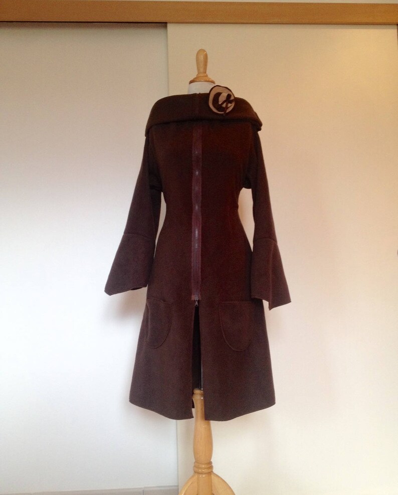 Manteau / veste zippée poche Polaire Marron Tout à l'envers broche image 1