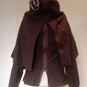 Manteau / veste zippée poche Polaire Marron Tout à l'envers broche image 5
