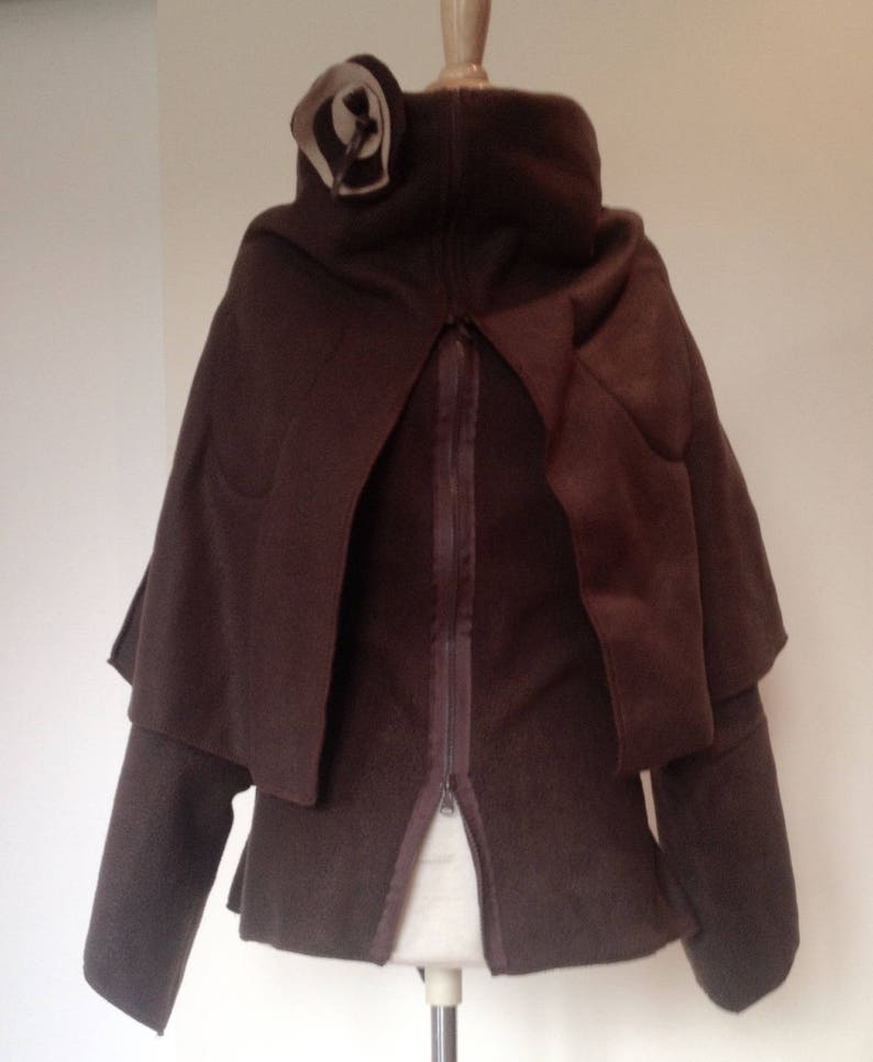 Manteau / veste zippée poche Polaire Marron Tout à l'envers broche image 5